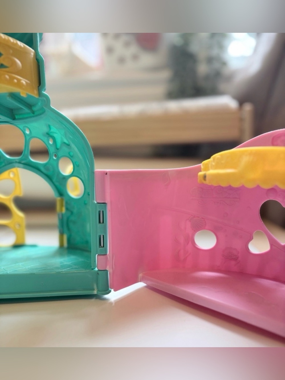 FISHER-PRICE - LITTLE PEOPLE - ARIEL’S CASTLE PLAYSET WITH ARIEL FIGURINE - Picture 2 of 4